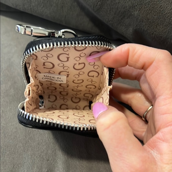 NWOT GUESS Black Logo Zip air pod case - Picture 3 of 3